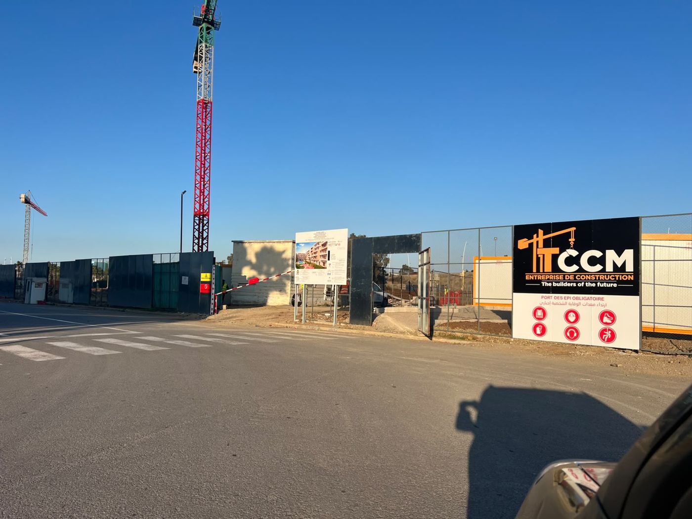 Entrée de chantier avec panneau TCCM et grue