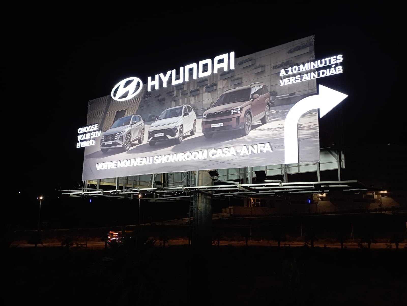 Panneau Hyundai éclairé de nuit
