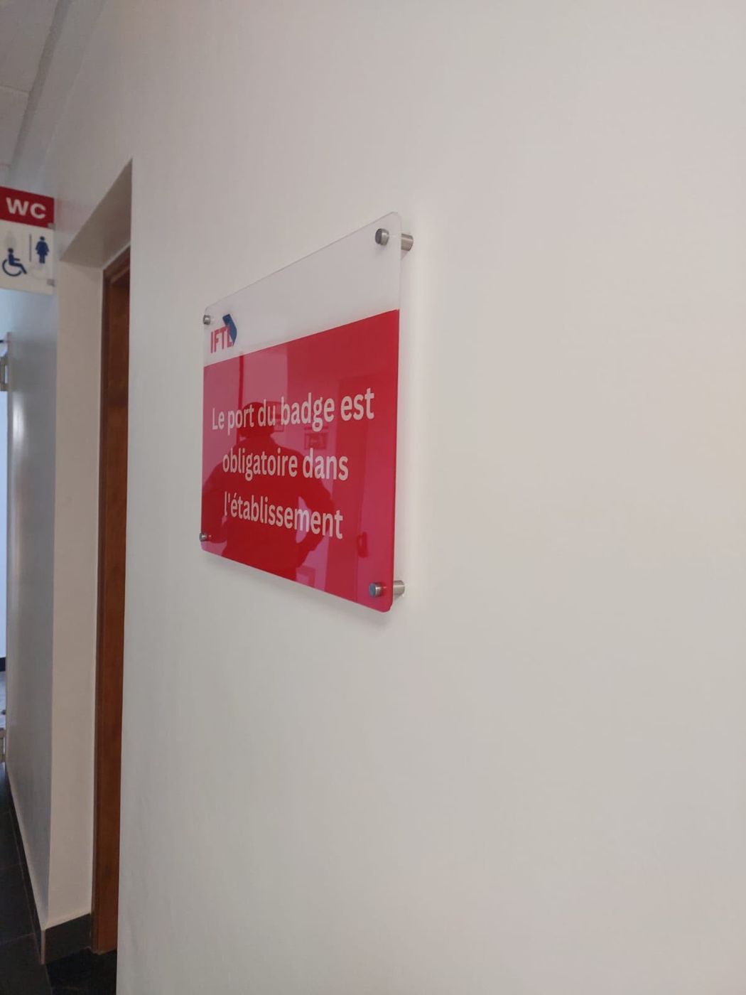 Plaque IFTL dans un couloir