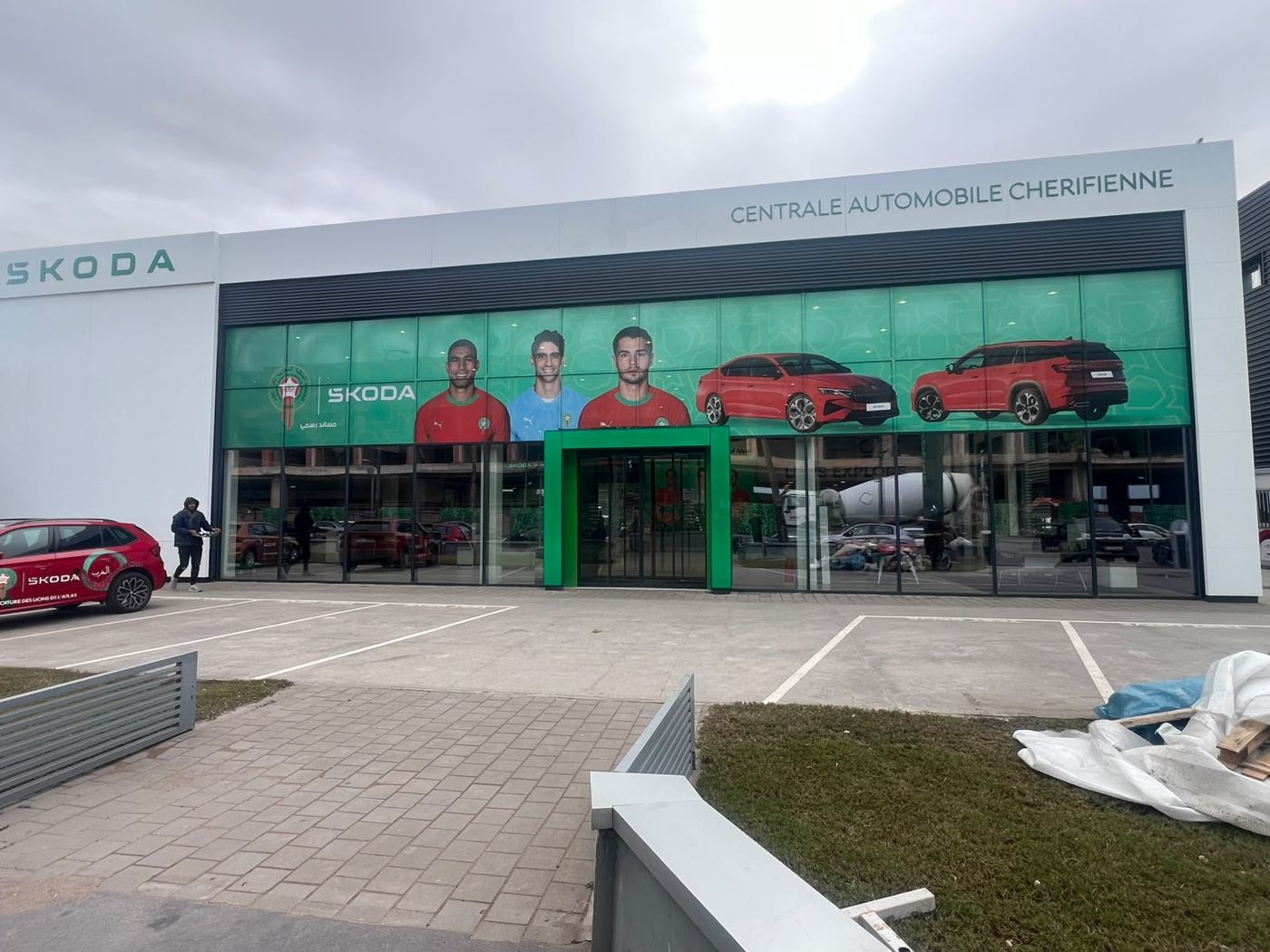 Façade vitrée Skoda avec vitrophanie grand format